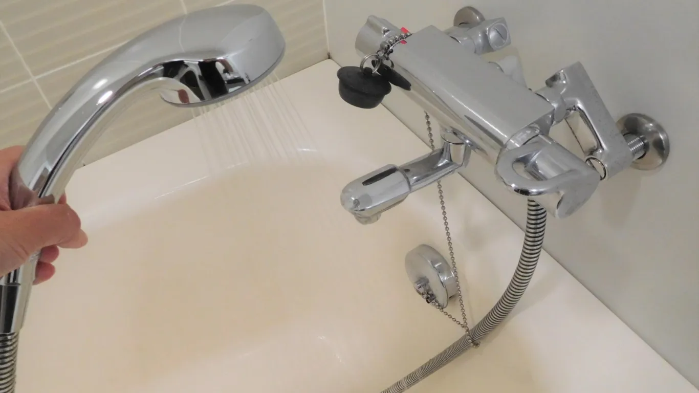 横浜・川崎でキッチンの浴室のシャワーの水漏れ点検をしている青葉創業のスタッフの様子