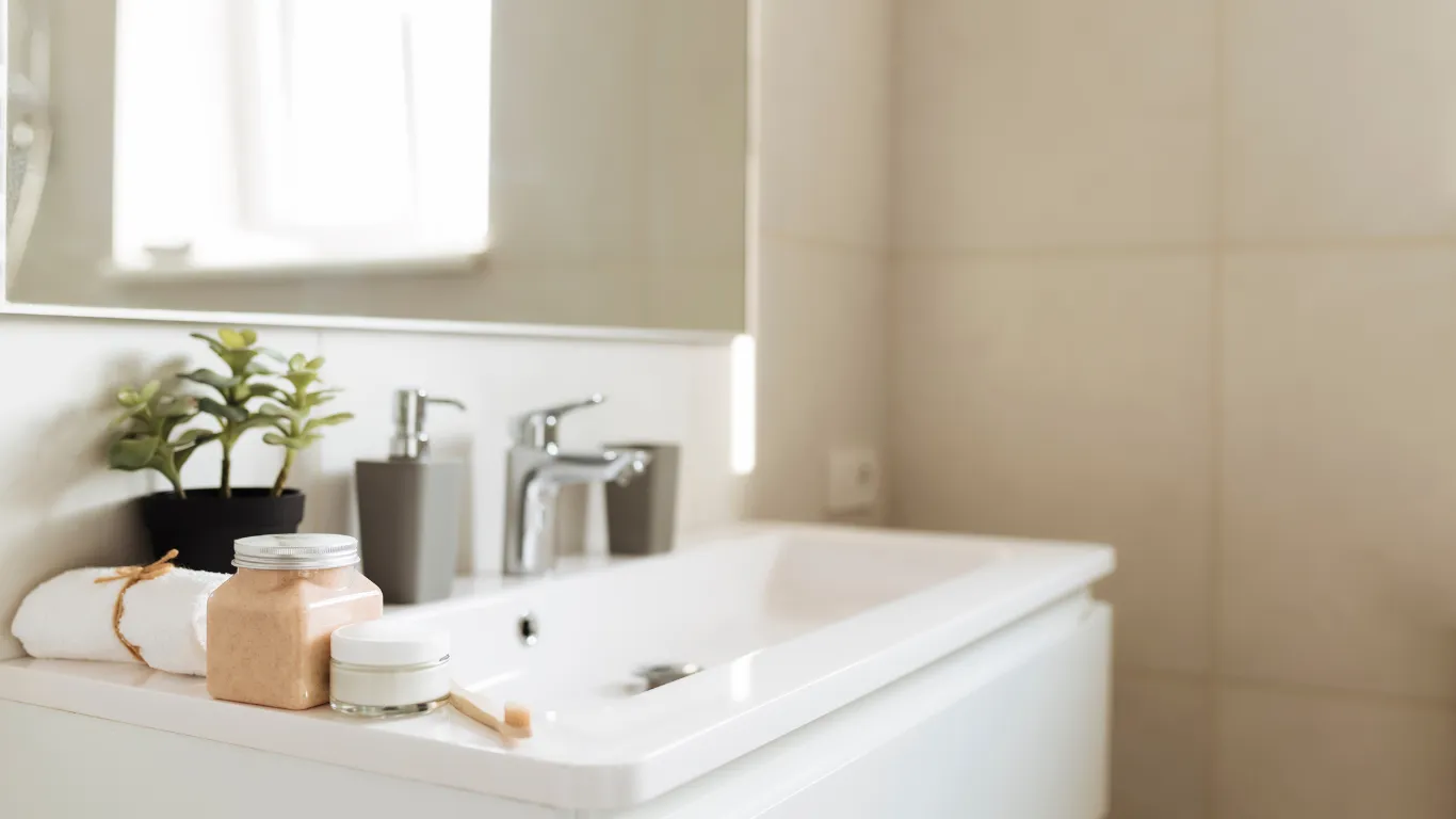 横浜・川崎で洗面所清掃や水回りトラブルにも対応。清潔感ある洗面スペースの写真