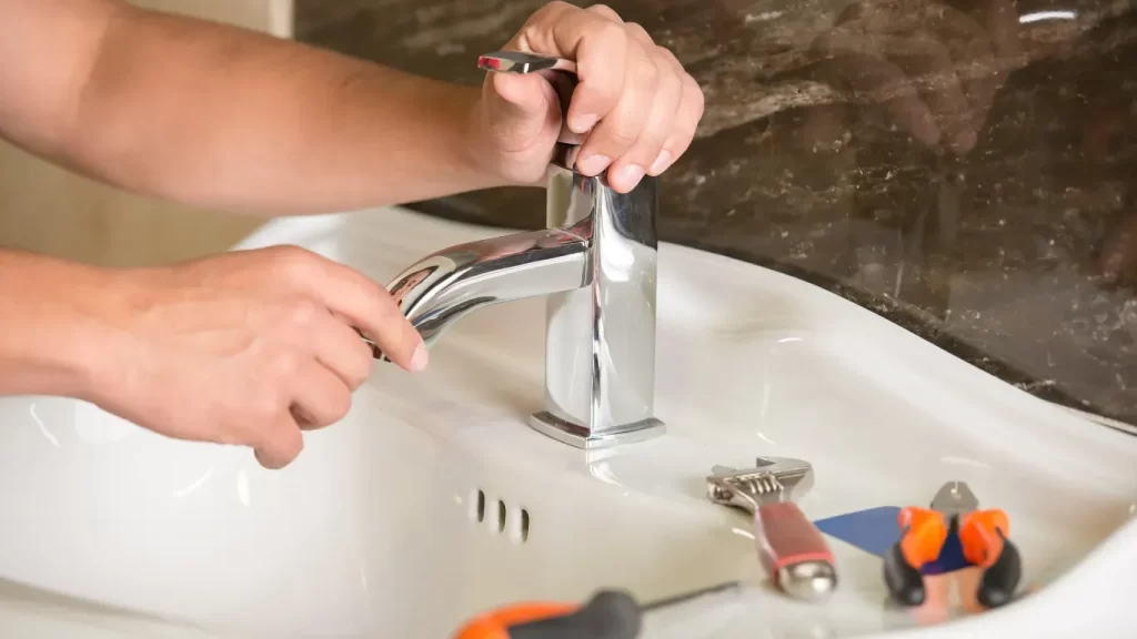 横浜・川崎で洗面台の蛇口を修理する青葉創業のスタッフの手元と工具
