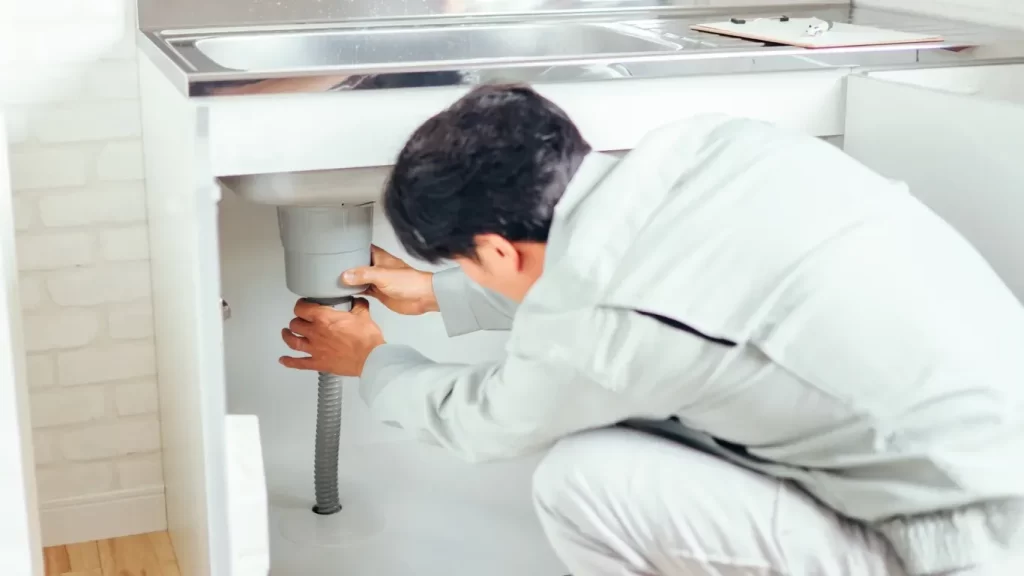 横浜・川崎でキッチン排水詰まりや水漏れに即日対応する青葉創業の修理作業