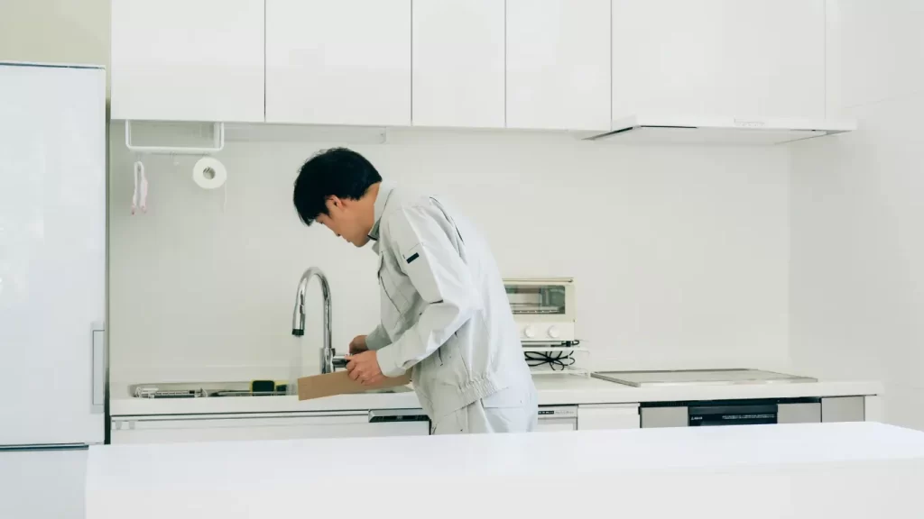 横浜・川崎でキッチン水漏れ修理を行う青葉創業のスタッフ