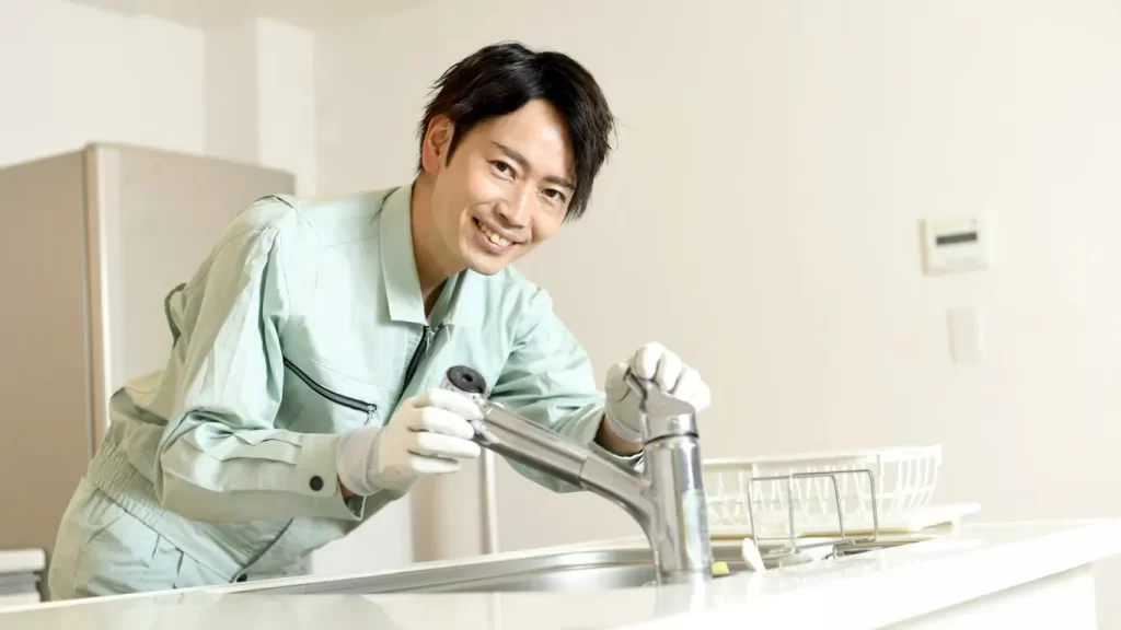 横浜・川崎で青葉創業の作業スタッフが、水回りのチェックを行っている様子