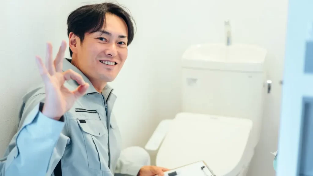 横浜・川崎でトイレ点検を終えて即日対応してOKサインを出す青葉創業の作業員