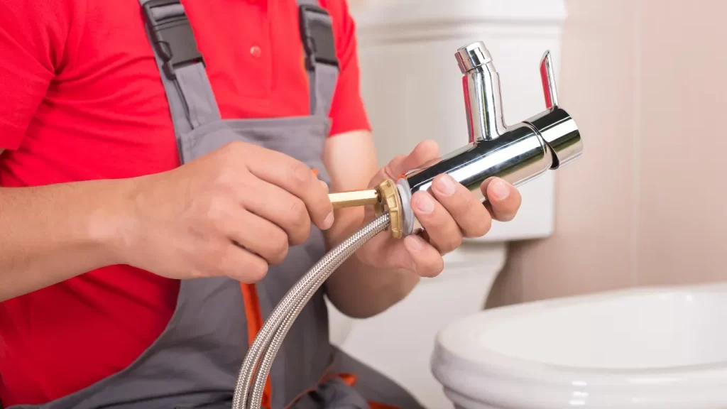 横浜・川崎で川崎市の洗面台蛇口交換・水道トラブル対応中の青葉創業のスタッフ様子